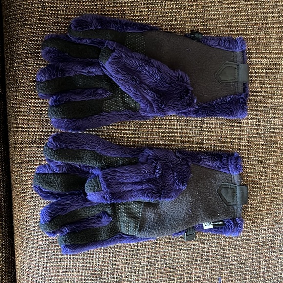 North Face Denali Gloves, size women’s small purple fuzzy with touch tech - Picture 5 of 11
